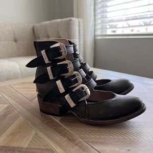 Freebirds Black Scarlett